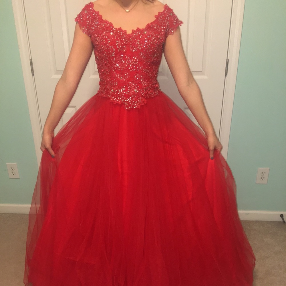 STUNNING RED PROM DRESS